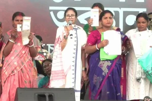 Mamata walks the 'ghost' on the dharna stage!